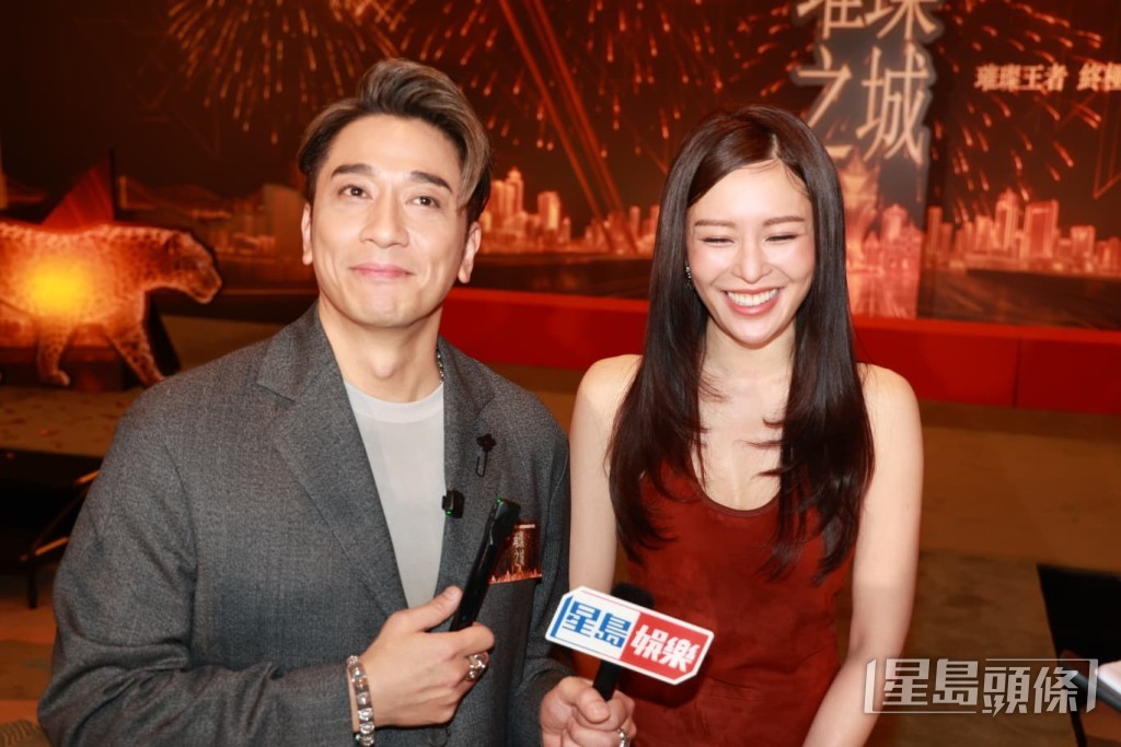 張曦雯與吳卓羲大方接受訪問。