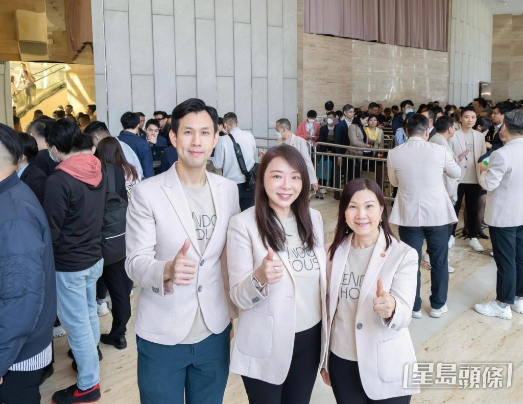 华懋销售及市场总监封海伦（中）表示，市场反应非常热烈，反映买家对项目优越地段及投资价值信心强劲。