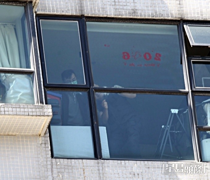 警員在單位調查墮樓原因。 警員在單位調查墮樓原因。