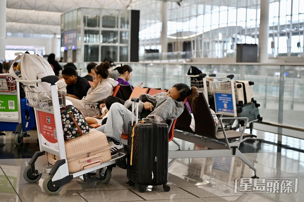 大批旅客滯留機場。 大批旅客滯留機場。