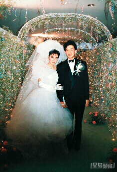 杨紫琼1988年嫁给德宝电影公司创办人潘迪生（右）。（《东周刊》图片）