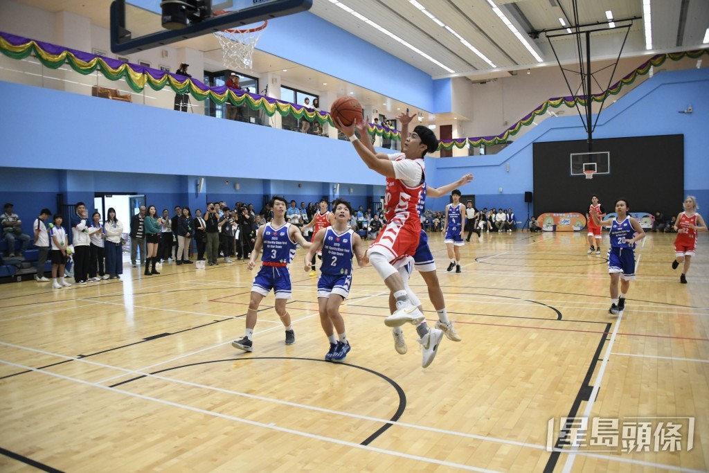 2026年1月21日起，預訂室內籃球場及排球場須填兩同行人資料。