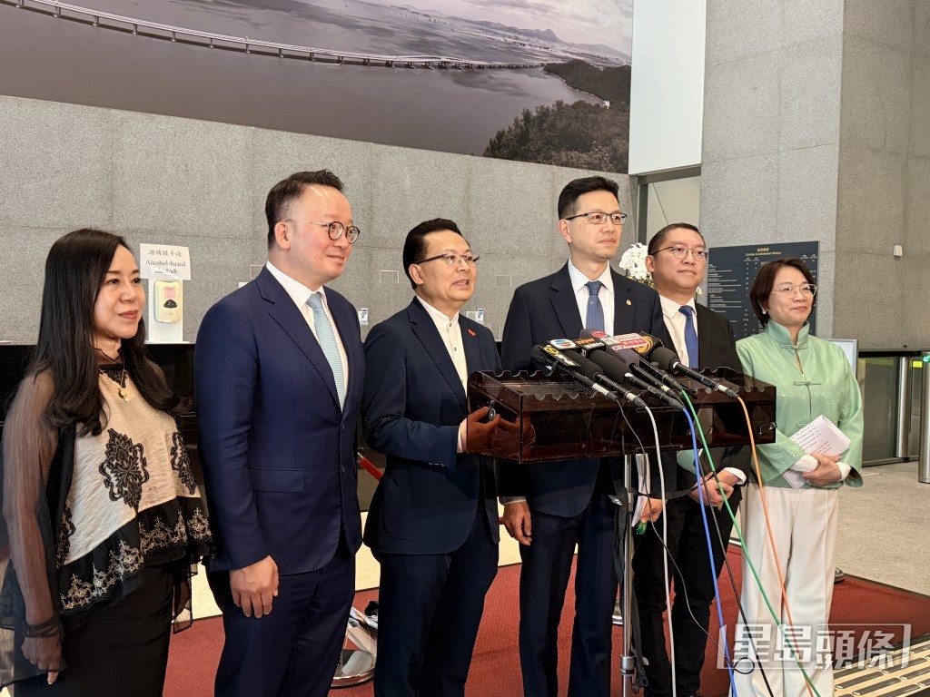 行政長官李家超今午(26日)舉行座談會,與港區全國人大代表及港區全國政協委員會面交流意見。 行政長官李家超今午(26日)舉行座談會,與港區全國人大代表及港區全國政協委員會面交流意見。