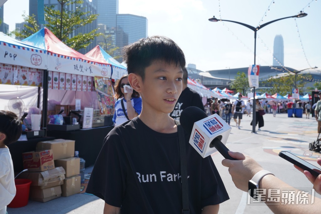葉小朋友和嬤嬤由旺角來到灣仔。葉偉豪攝 葉小朋友和嬤嬤由旺角來到灣仔。葉偉豪攝