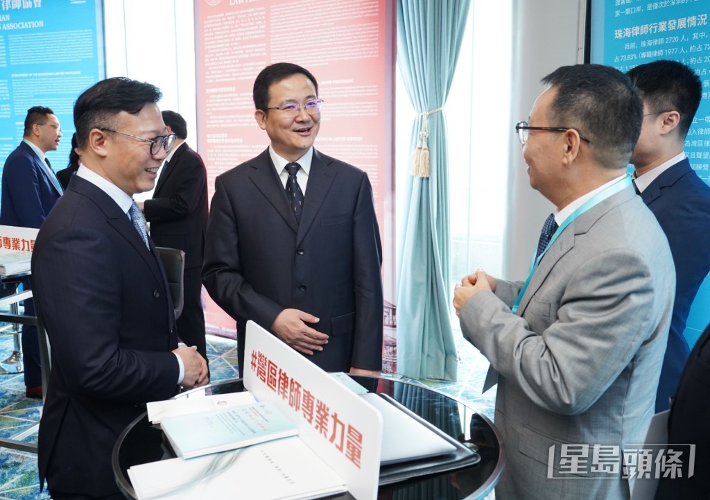 張國鈞（左一）表示，香港法律周已成為國際法律界至關重要的溝通橋樑。葉偉豪攝。
