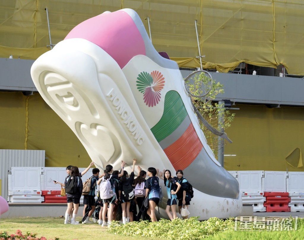 不少學生到場支持港隊。 不少學生到場支持港隊。