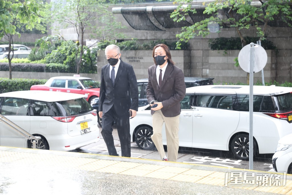 鄭中基與爸爸鄭東漢現身法院。