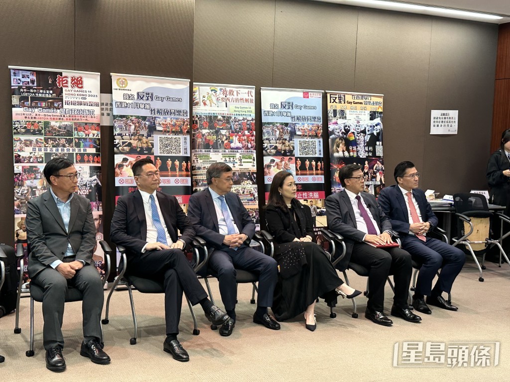 多名议员出席记者会，接收反对同乐运动日市民信件。何嘉敏摄