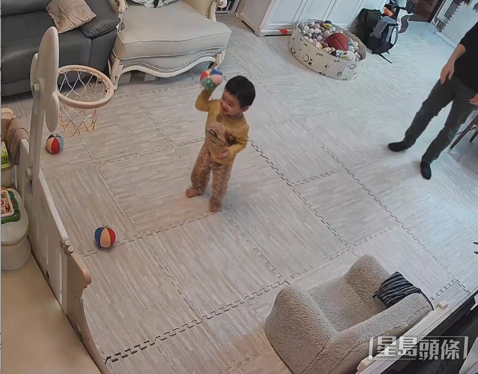 Phil的歲半兒子Darrien於家中連續投進8球籃球成為最強啦啦隊。 Phil的歲半兒子Darrien於家中連續投進8球籃球成為最強啦啦隊。