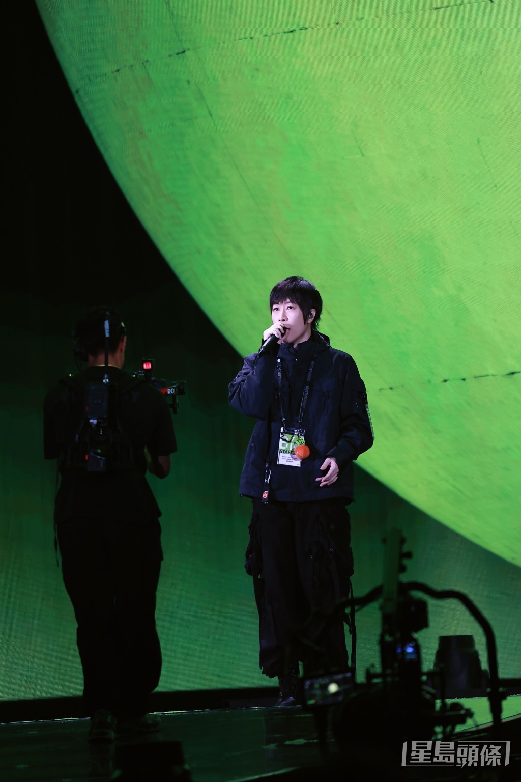 阿信向觀眾致歉。 阿信向觀眾致歉。