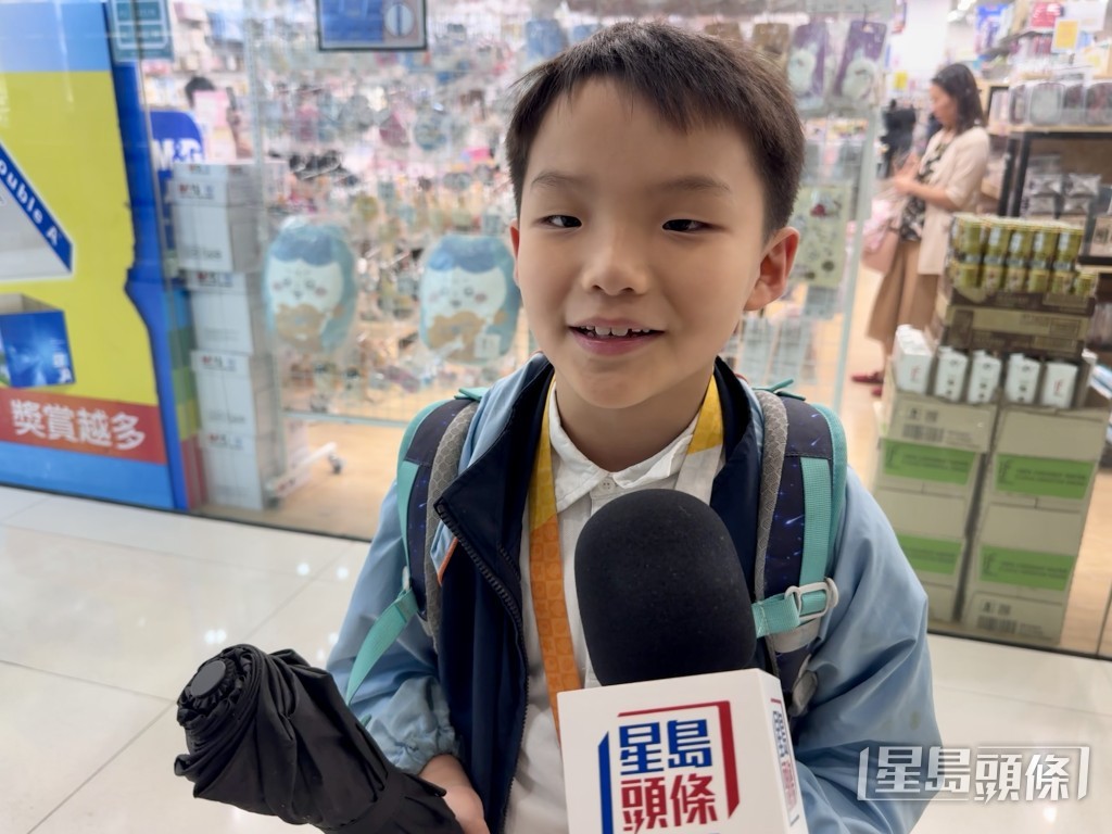 黃小朋友表示媽媽間中會帶他來逛店,不過都是以「window shopping」居多。陳俊豪攝 黃小朋友表示媽媽間中會帶他來逛店,不過都是以「window shopping」居多。陳俊豪攝