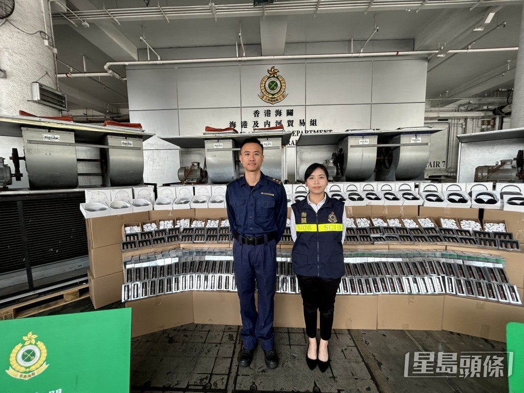 海關有組織罪案調查科調查主任黃穎炘(圖右)和港口及海域科督察黎子康講述案情。林思明攝 海關有組織罪案調查科調查主任黃穎炘(圖右)和港口及海域科督察黎子康講述案情。林思明攝
