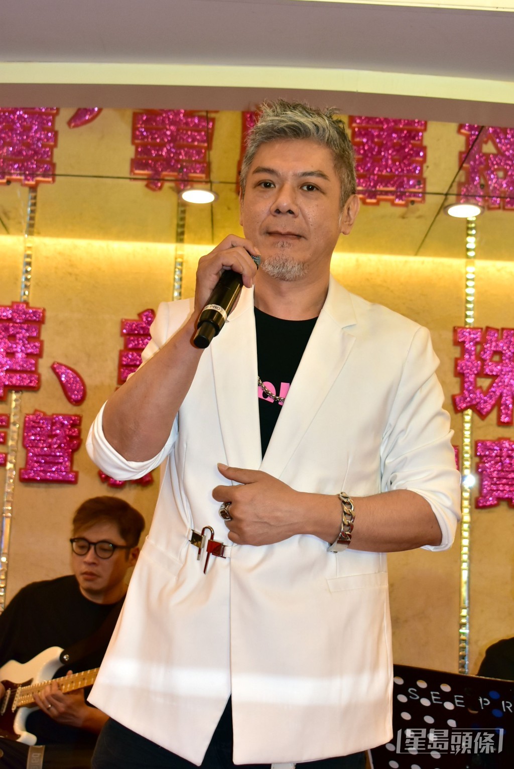 彭皓鋒之前在港一間酒樓演出。