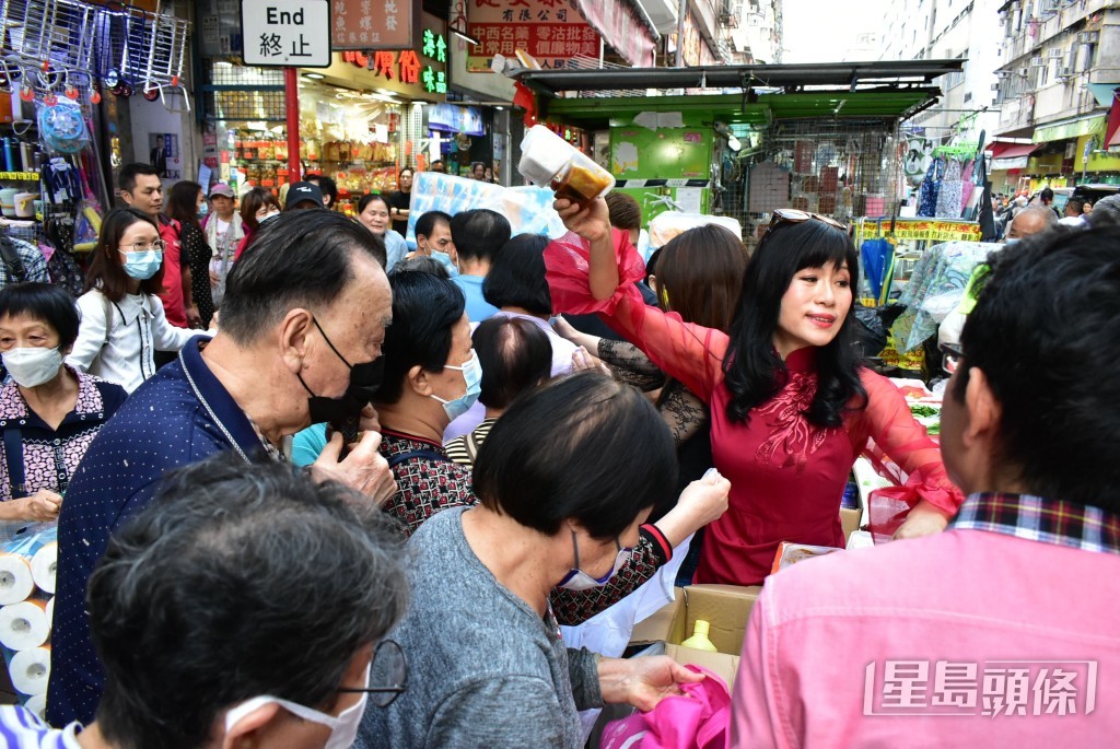 七師傅被封「深水埗觀音」，定期在街頭派物資幫助基層市民。