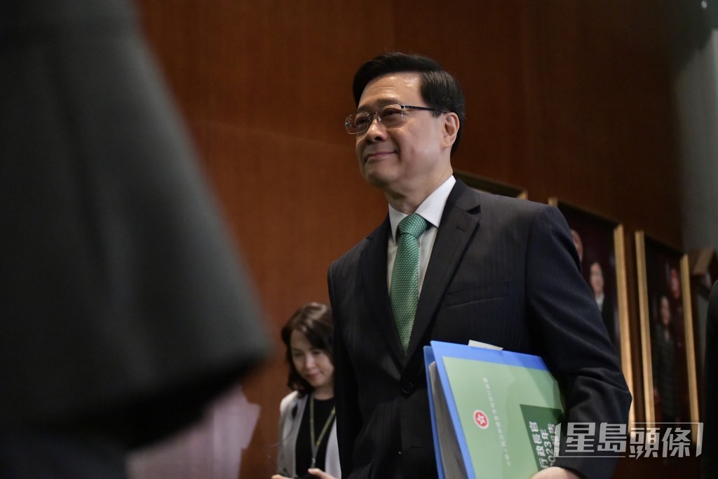 立法會會議，行政長官發表施政報告。陳極彰攝