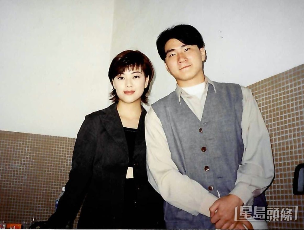 少男Philip,當年跟「學生情人」劉小慧合照時怕怕醜醜。 少男Philip,當年跟「學生情人」劉小慧合照時怕怕醜醜。