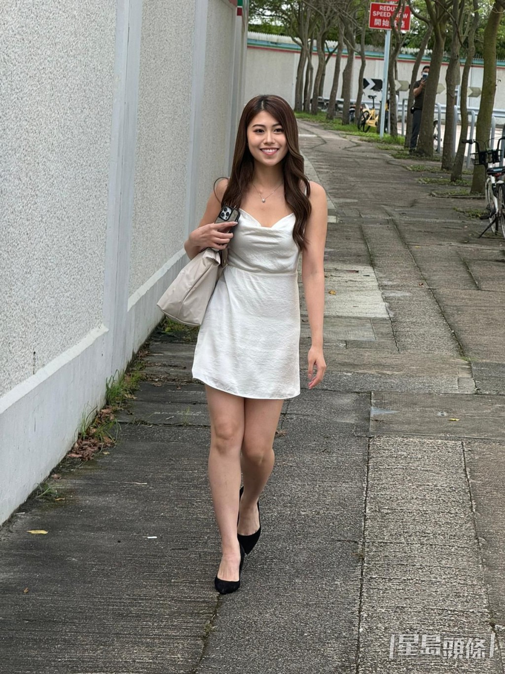 Tracy 24歲，溫哥華大學畢業，曾獲得溫哥華華姐第二名及最上鏡小姐，這次不是專程返來講香港參選，而是想在香港發展