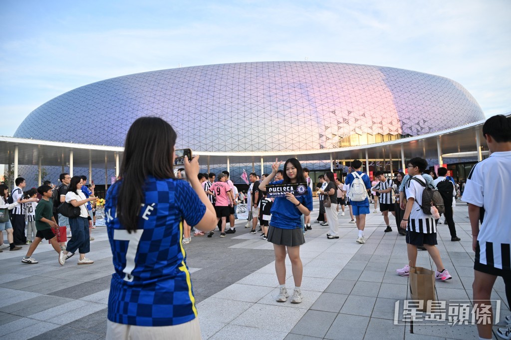 「香港足球盛會2026」今晚上演第二場頂級足球盛宴,不少球迷穿上球衣,悉心打扮,帶備應援物品到場觀看比賽。 「香港足球盛會2026」今晚上演第二場頂級足球盛宴,不少球迷穿上球衣,悉心打扮,帶備應援物品到場觀看比賽。