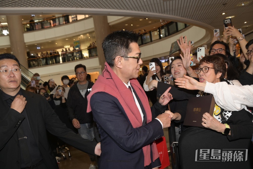 古天樂完成訪問後走到粉絲面前與他們合照、簽名和握手。