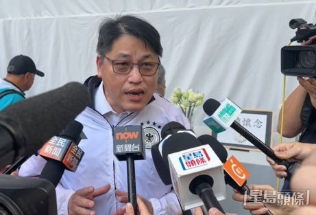 胡先生指香港人永遠感謝何偉豪。劉漢權攝