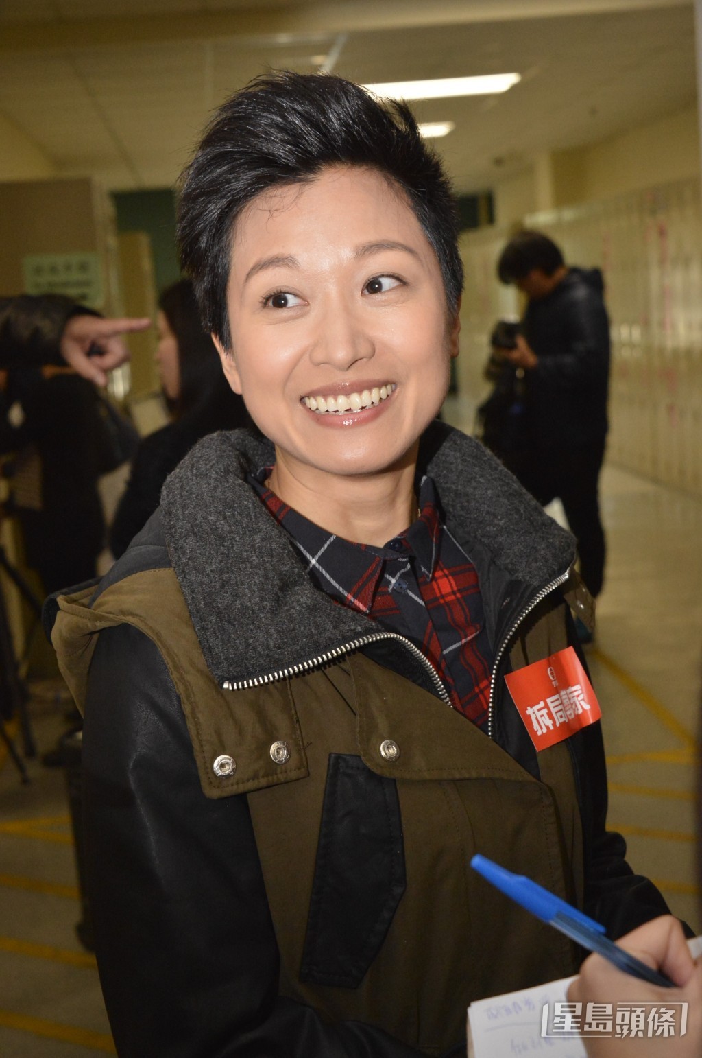 亦有人指曾在街上見到蓋世寶「黑面」兼「反白眼」，態度極不友善。