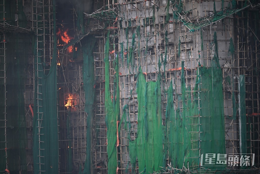 今晨宏福苑五級火仍未救熄。蘇正謙攝