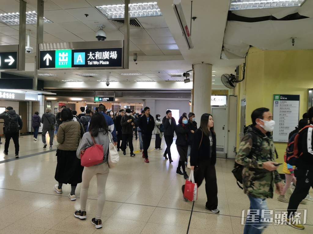 车站人头涌涌。梁国峰摄
