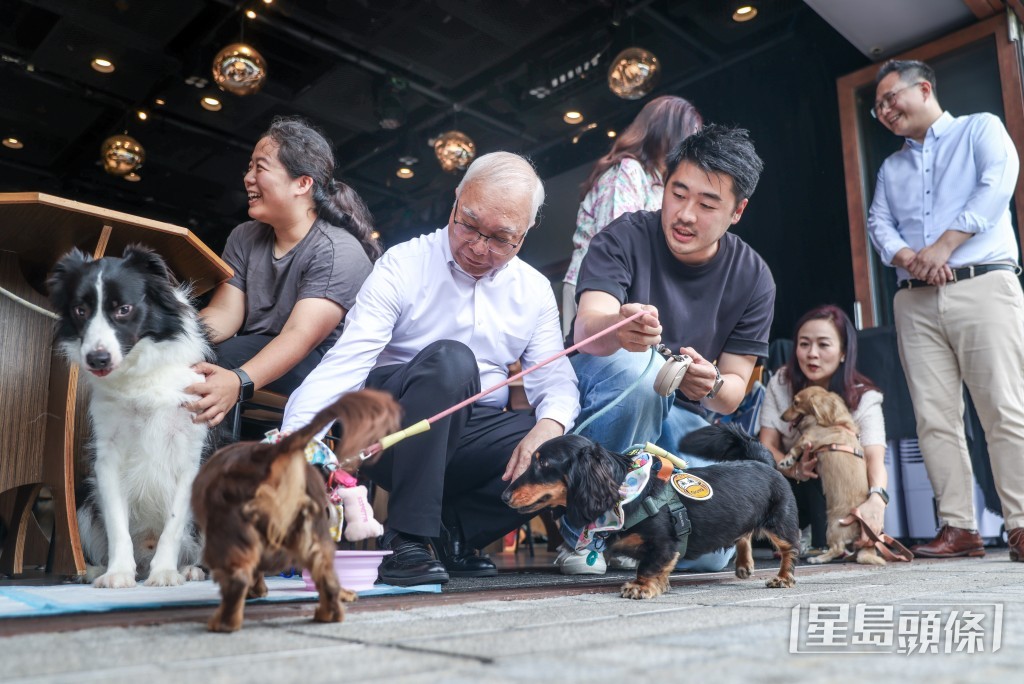 環境及生態局局長謝展寰今午到西九文化區了解首日推行情況。 環境及生態局局長謝展寰今午到西九文化區了解首日推行情況。