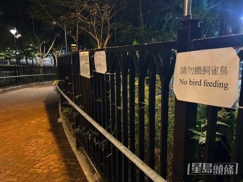 公園有大量告示牌呼籲市民切勿餵飼野鴿，避免飼料惹來蟲鼠。