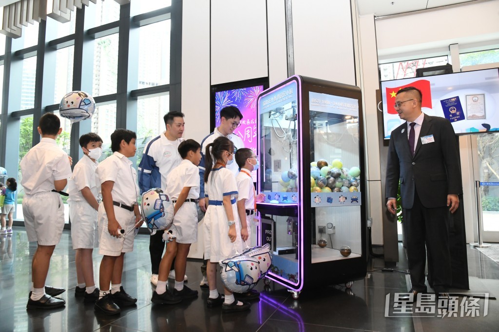 小學及幼稚園師生參觀將軍澳入境事務處總部的展區。何健勇攝 小學及幼稚園師生參觀將軍澳入境事務處總部的展區。何健勇攝