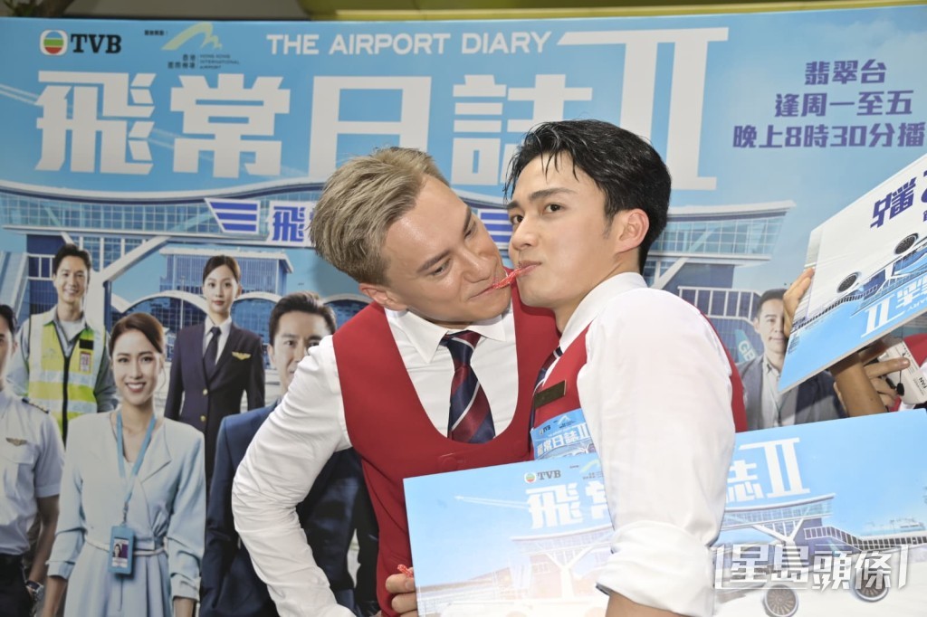 兩男狀甚「Hehe」。