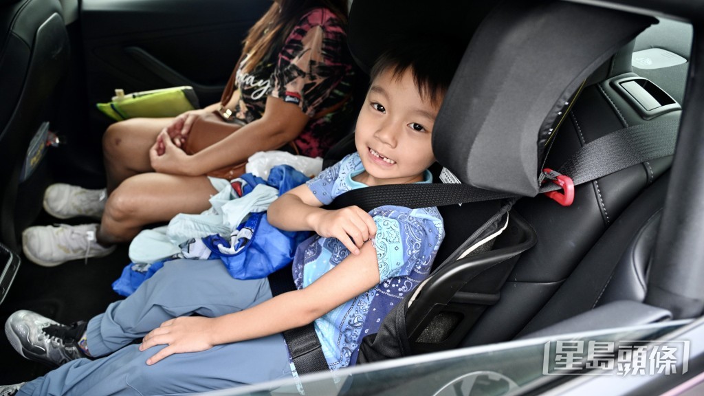 兒童乘私家車須用兒童束縛設備規定今日（11月1日）起生效。