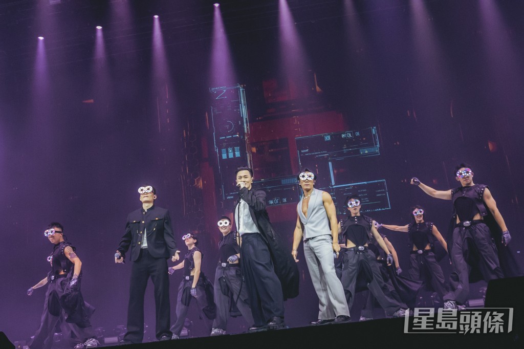 林峯第5場澳門演唱會台上台下都星光熠熠,繼第四晚請來「十二少」胡子彤大開金口之後,尾場還有「四仔」張文傑擔任嘉賓。 林峯第5場澳門演唱會台上台下都星光熠熠,繼第四晚請來「十二少」胡子彤大開金口之後,尾場還有「四仔」張文傑擔任嘉賓。
