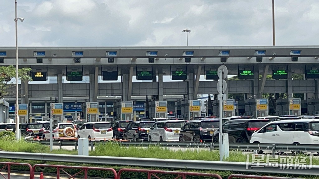 深圳灣口岸過境北上私家車關口前擠塞。楊偉亨攝