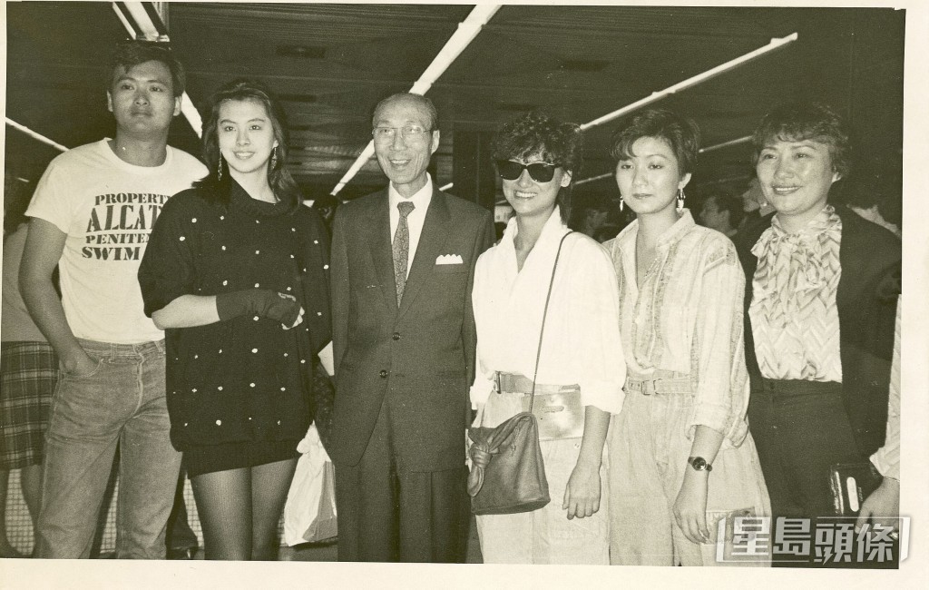 王祖贤（左二）当年拥美貌、清秀气质及高䠷身材，于90年代有“亚洲第一美女”的美誉。