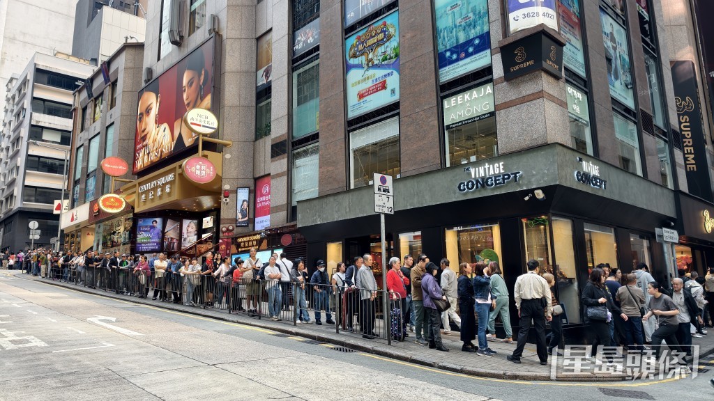 人龍由投注站門口一直綿延繞了兩彎,經過德己立街。 人龍由投注站門口一直綿延繞了兩彎,經過德己立街。