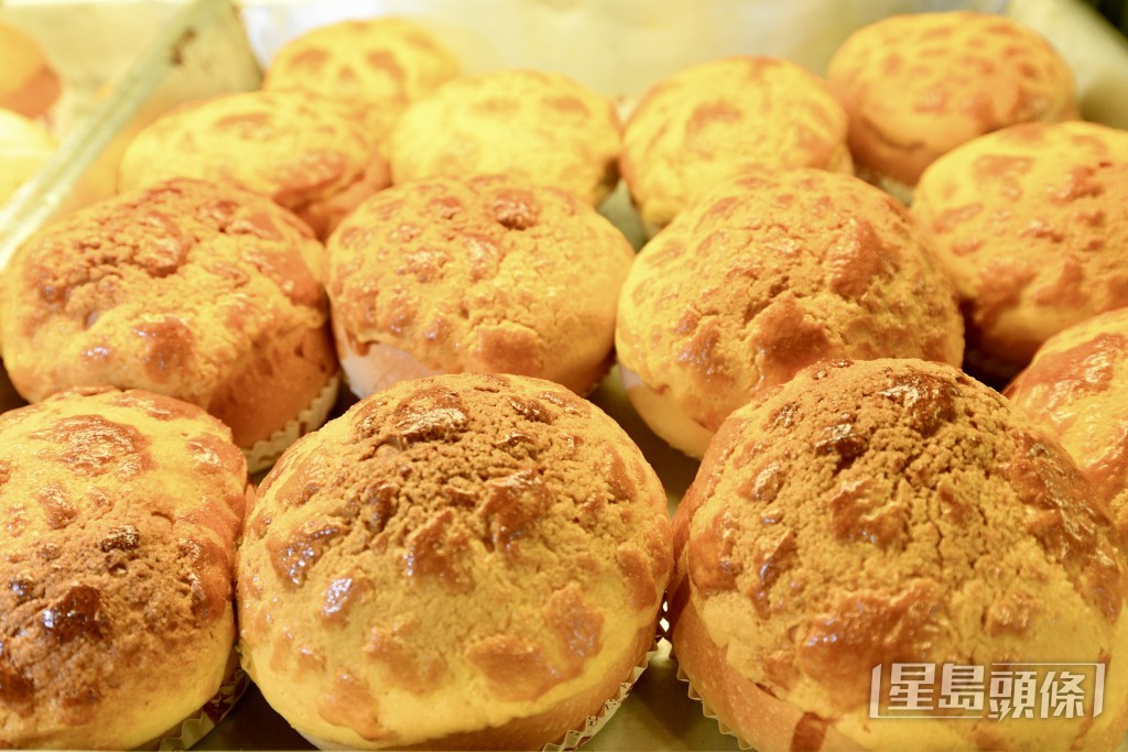 他指工場預製麵包,一來可能麵包會較硬身、彈性較差、放久了水份減少表面會變乾。 他指工場預製麵包,一來可能麵包會較硬身、彈性較差、放久了水份減少表面會變乾。