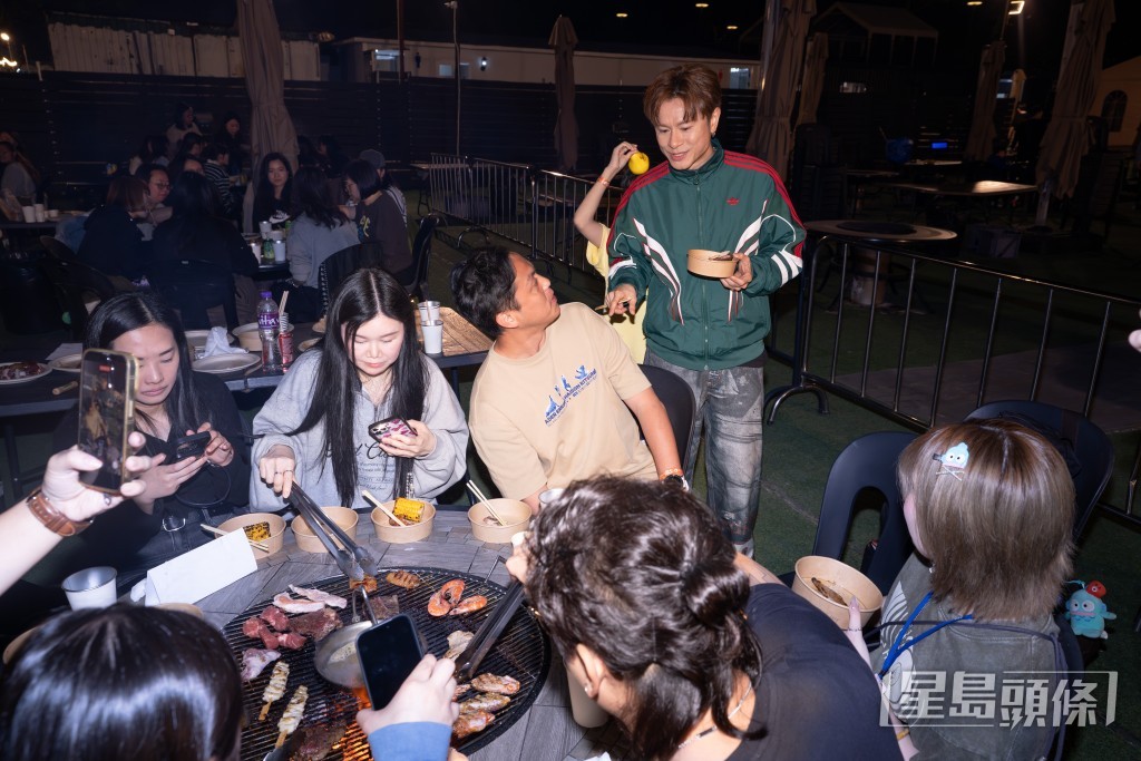 安仔和FANS互動。