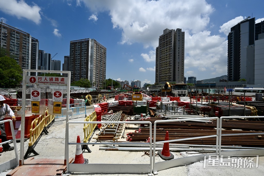 港鐵指出,地下管綫改道大致完成,下半年建車站結構。 港鐵指出,地下管綫改道大致完成,下半年建車站結構。