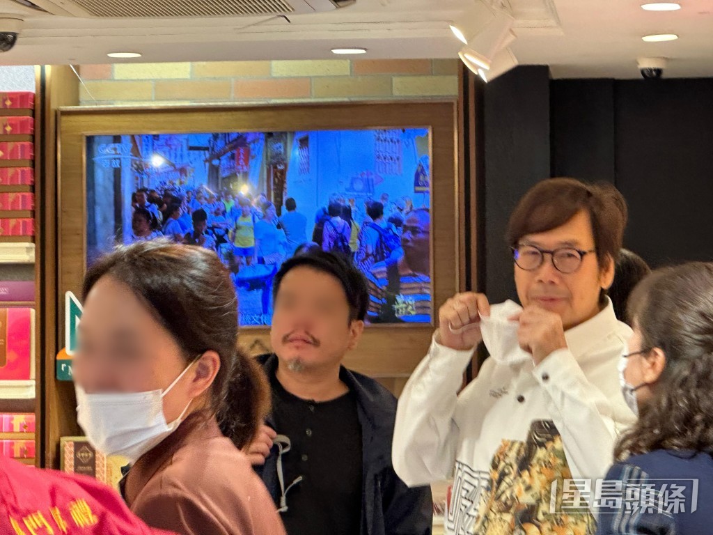 彭健新原本戴上口罩,但為影相一度除下。(讀者提供圖片) 彭健新原本戴上口罩,但為影相一度除下。(讀者提供圖片)