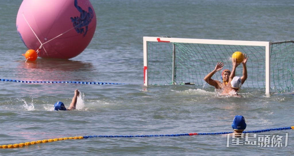前香港水球隊成員黃俊豪希望日後本港可舉辦國際性沙灘水球賽事。  受訪者提供