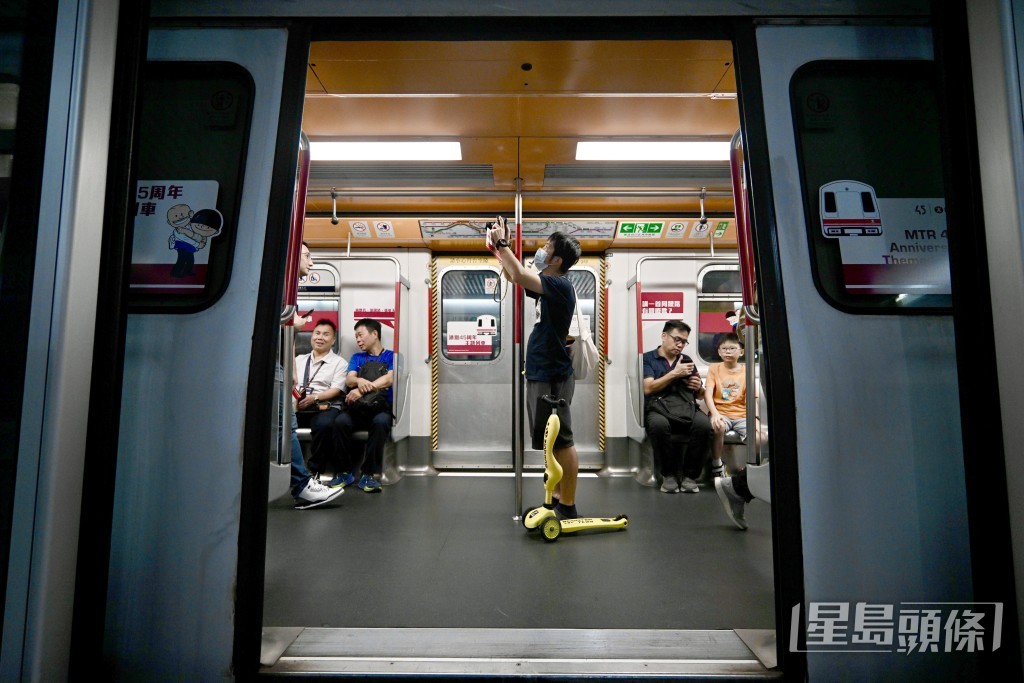 車號A161及A162的「白頭列車」今日最後一日行駛港島綫。資料圖片