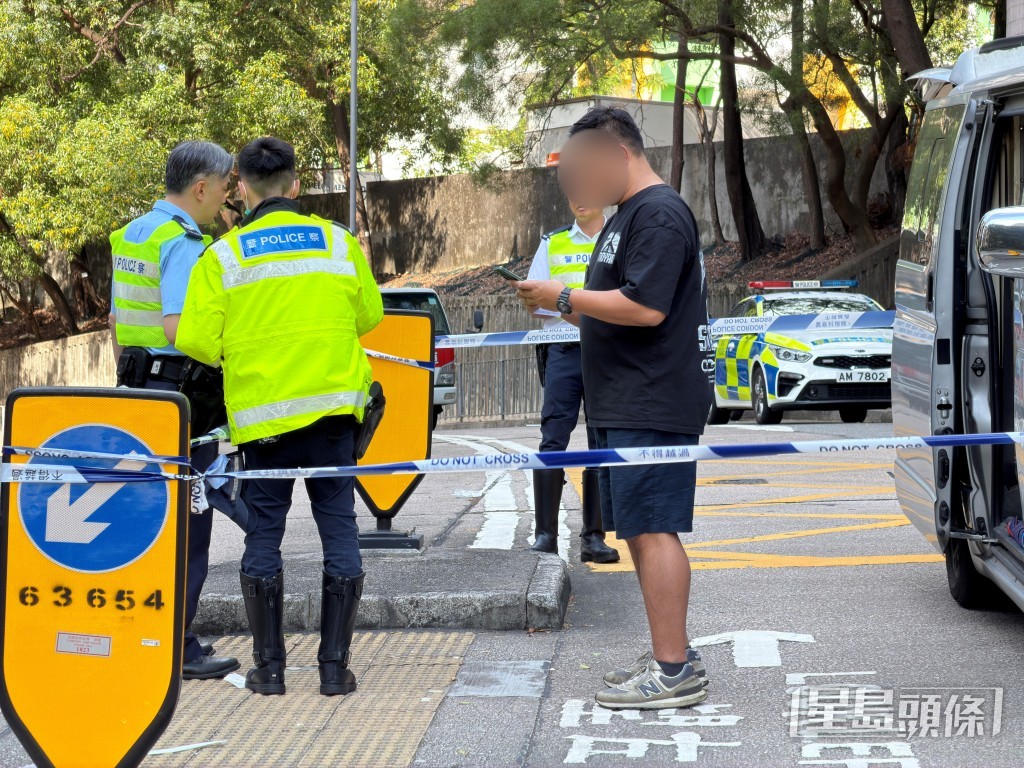 客貨車司機在場接受調查。梁國峰攝 客貨車司機在場接受調查。梁國峰攝