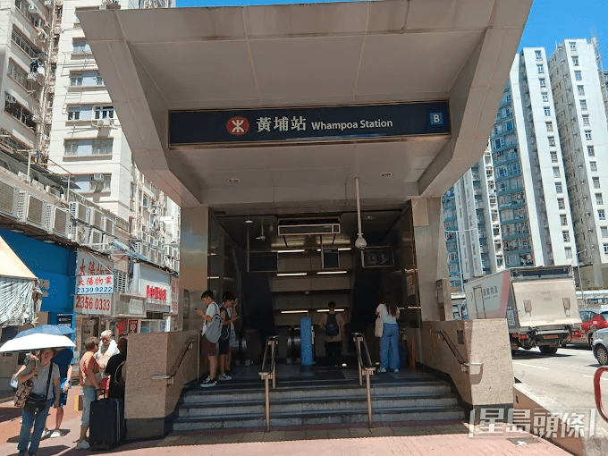 事主表示,兩名普通話的內地女子將他叫停,詢問如何前往維多利亞港。樓主不虞有詐,更熱心地停低「幫佢check埋Google map」。(Google Map截圖) 事主表示,兩名普通話的內地女子將他叫停,詢問如何前往維多利亞港。樓主不虞有詐,更熱心地停低「幫佢check埋Google map」。(Google Map截圖)