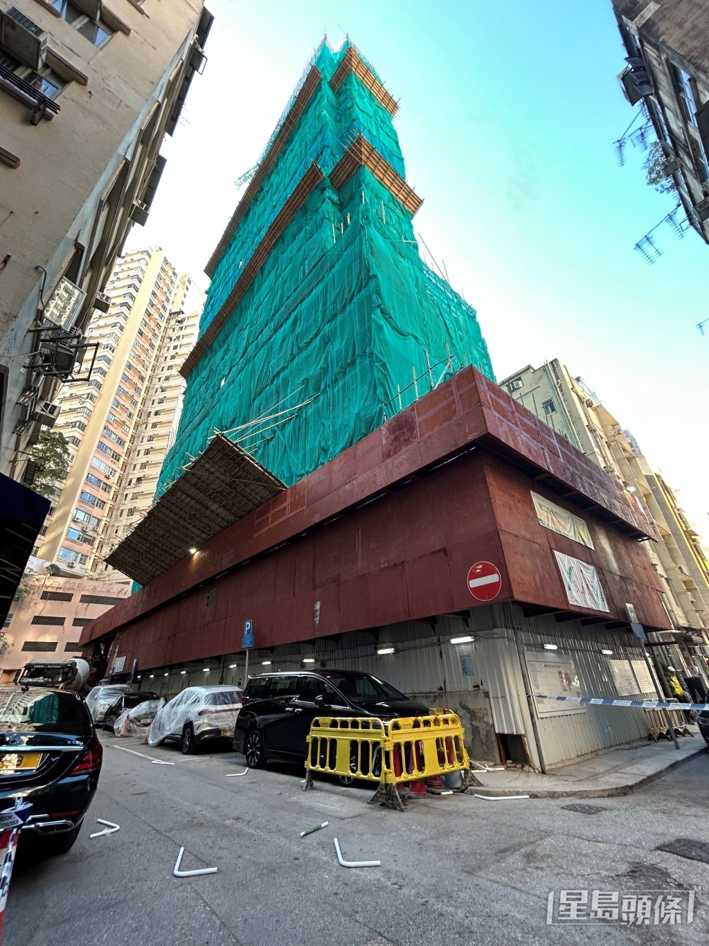 地盤墮下膠喉擊中途人及兩車。曾志恒攝