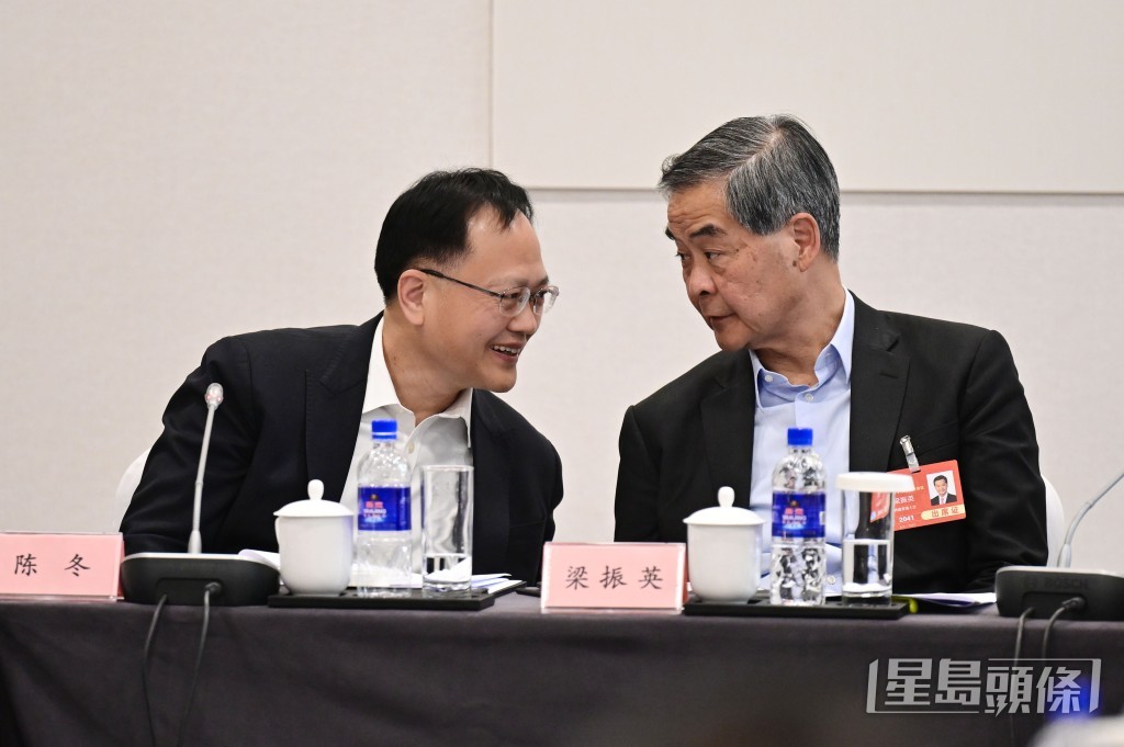 全國政協副主席梁振英及中聯辦前副主任陳冬主持一組小組討論。劉駿軒攝