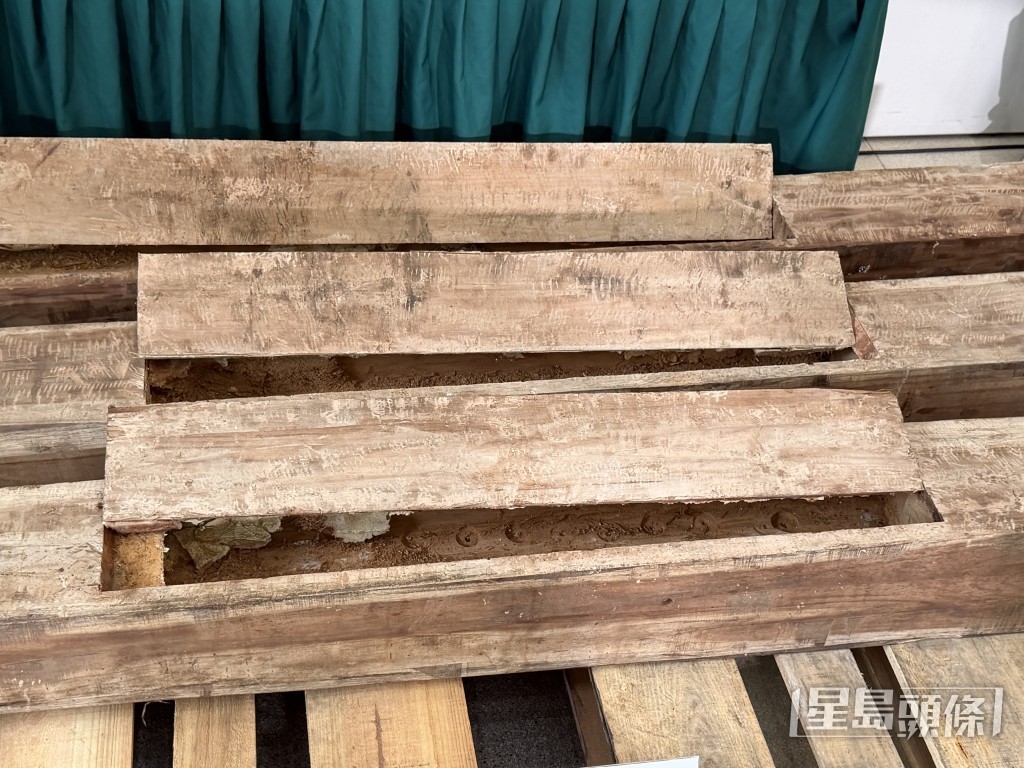 藏毒原木經精密處理，暗格表面有木紋偽裝。