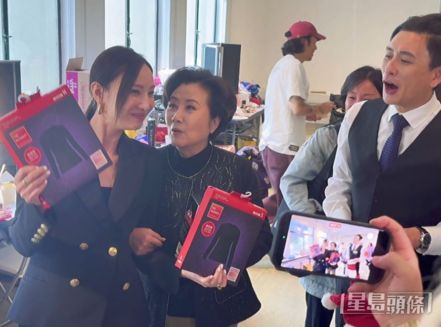 黄宗泽、郑希怡、汪明荃玩得埋。