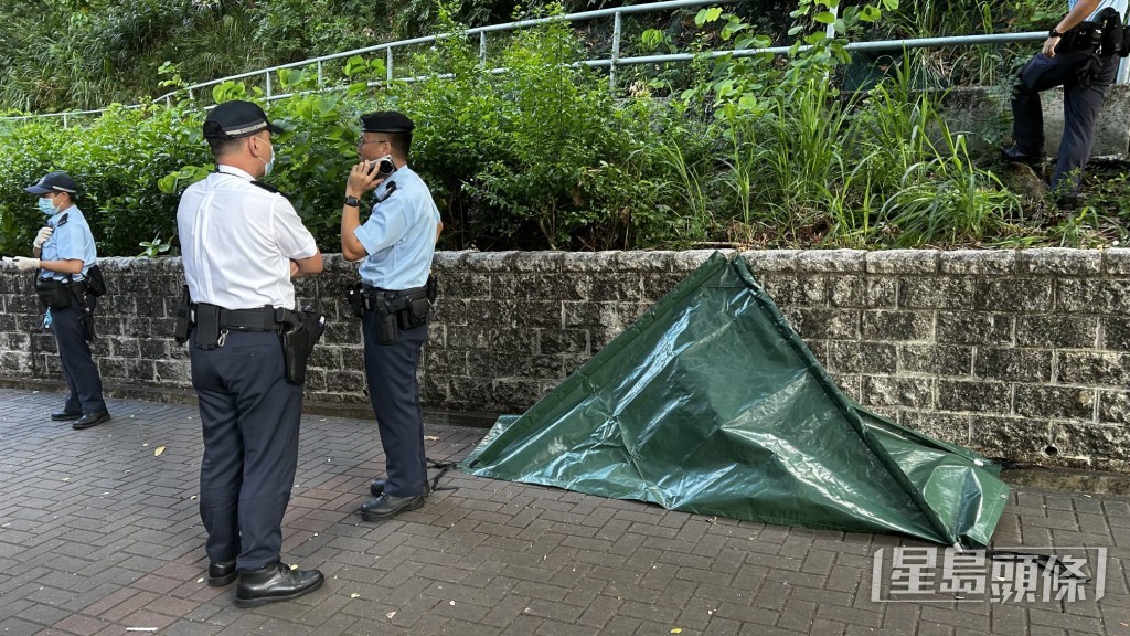 警方用綠色帳篷遮蓋男事主遺體,正在現場調查事件。蔡楚輝攝 警方用綠色帳篷遮蓋男事主遺體,正在現場調查事件。蔡楚輝攝