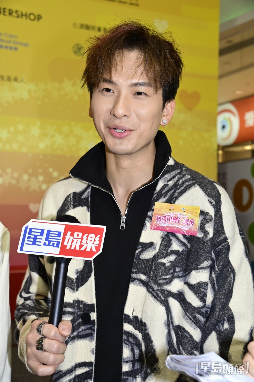 至於周吉佩則笑言自己賺的錢全部交給老婆是真的有入冇出,而自己「出」的也是私己錢,更指現時出街也不帶銀包,因為沒有錢用。。 至於周吉佩則笑言自己賺的錢全部交給老婆是真的有入冇出,而自己「出」的也是私己錢,更指現時出街也不帶銀包,因為沒有錢用。。